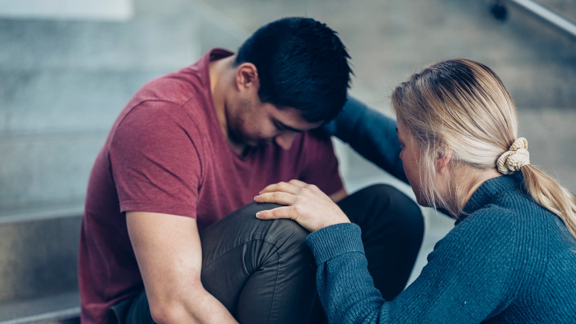 kvinne støtter mann