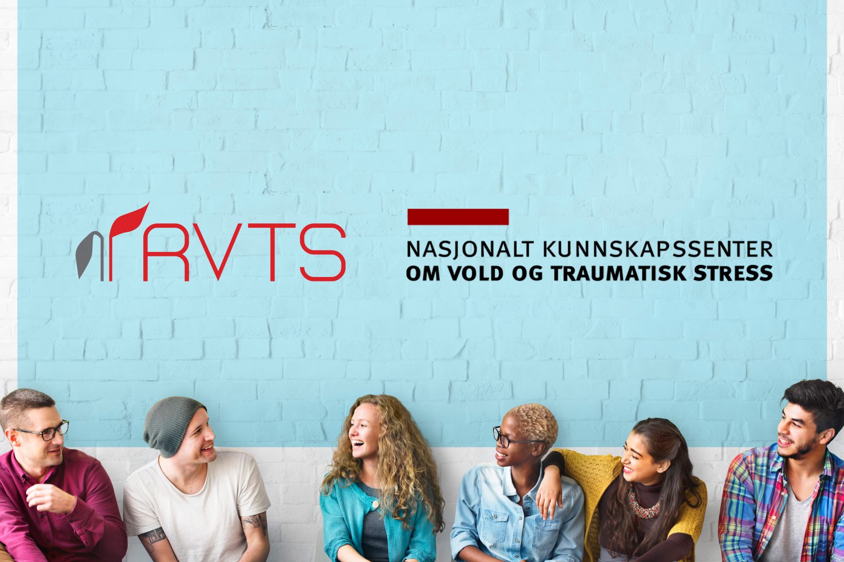Seks mennesker ser på hverandre og smiler. Logoene til RVTS og NKVTS står over menneskene.